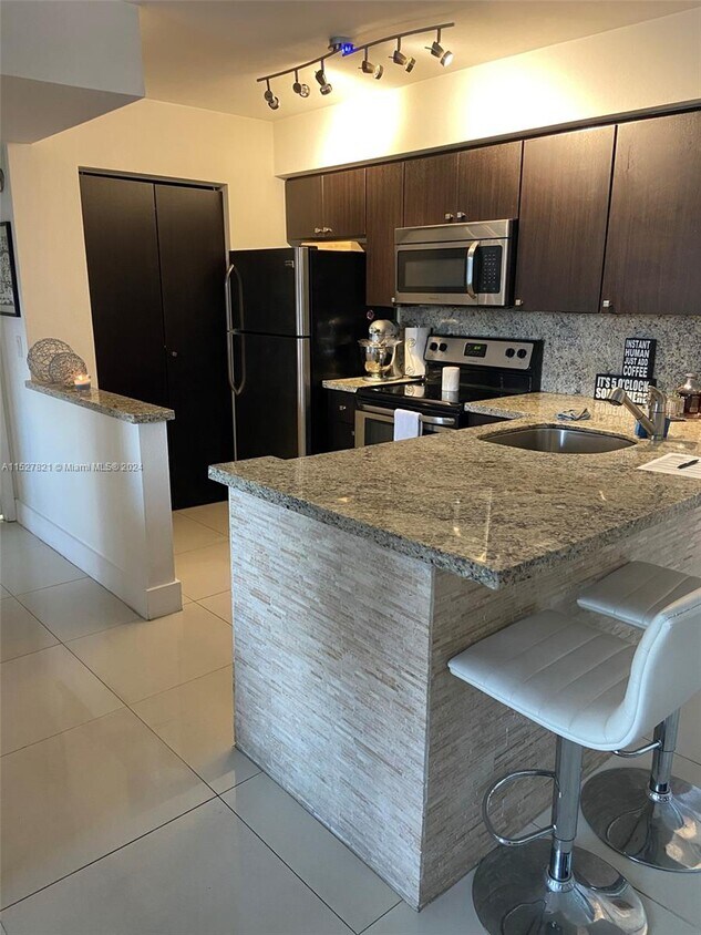 Foto principal - 4400 NW 107th Ave