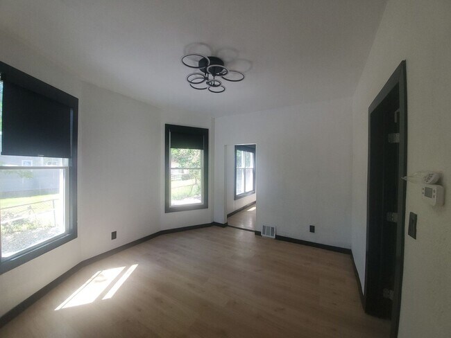 Building Photo - 1360 E 93rd St