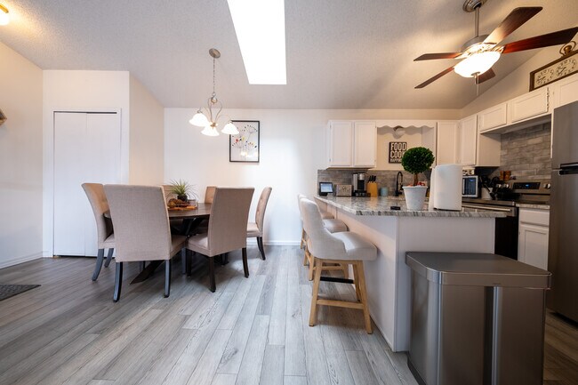 Foto del edificio - 733 Parkside Dr