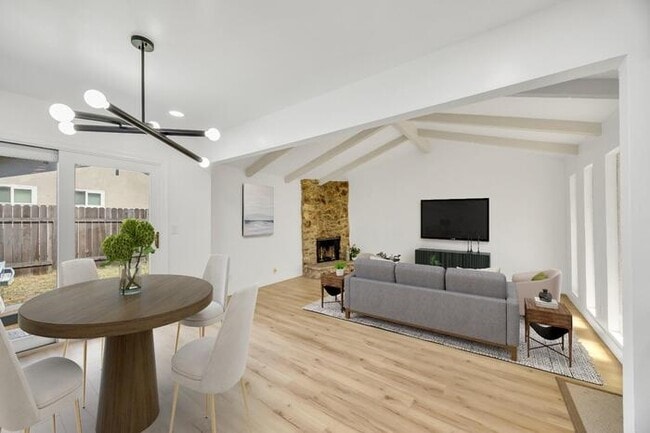 Building Photo - Beautiful 2 Bedroom 1.5 Bathroom Duplex fo...