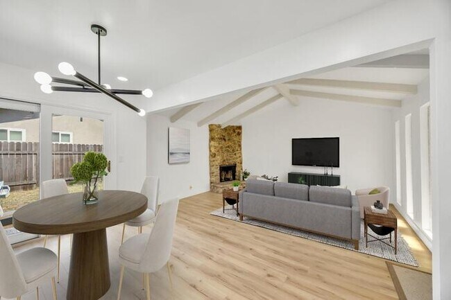 Foto del edificio - Beautiful 2 Bedroom 1.5 Bathroom Duplex fo...