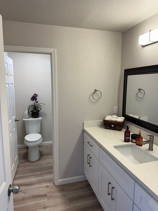 Foto del edificio - FANTASTIC DISCOVERY BAY REMODEL! TOP TO BO...