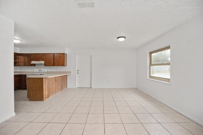Foto del edificio - Spacious 3-Bedroom Home with Fireplace, Split Floor Plan & Screened Lanai in Southeast Ocala!