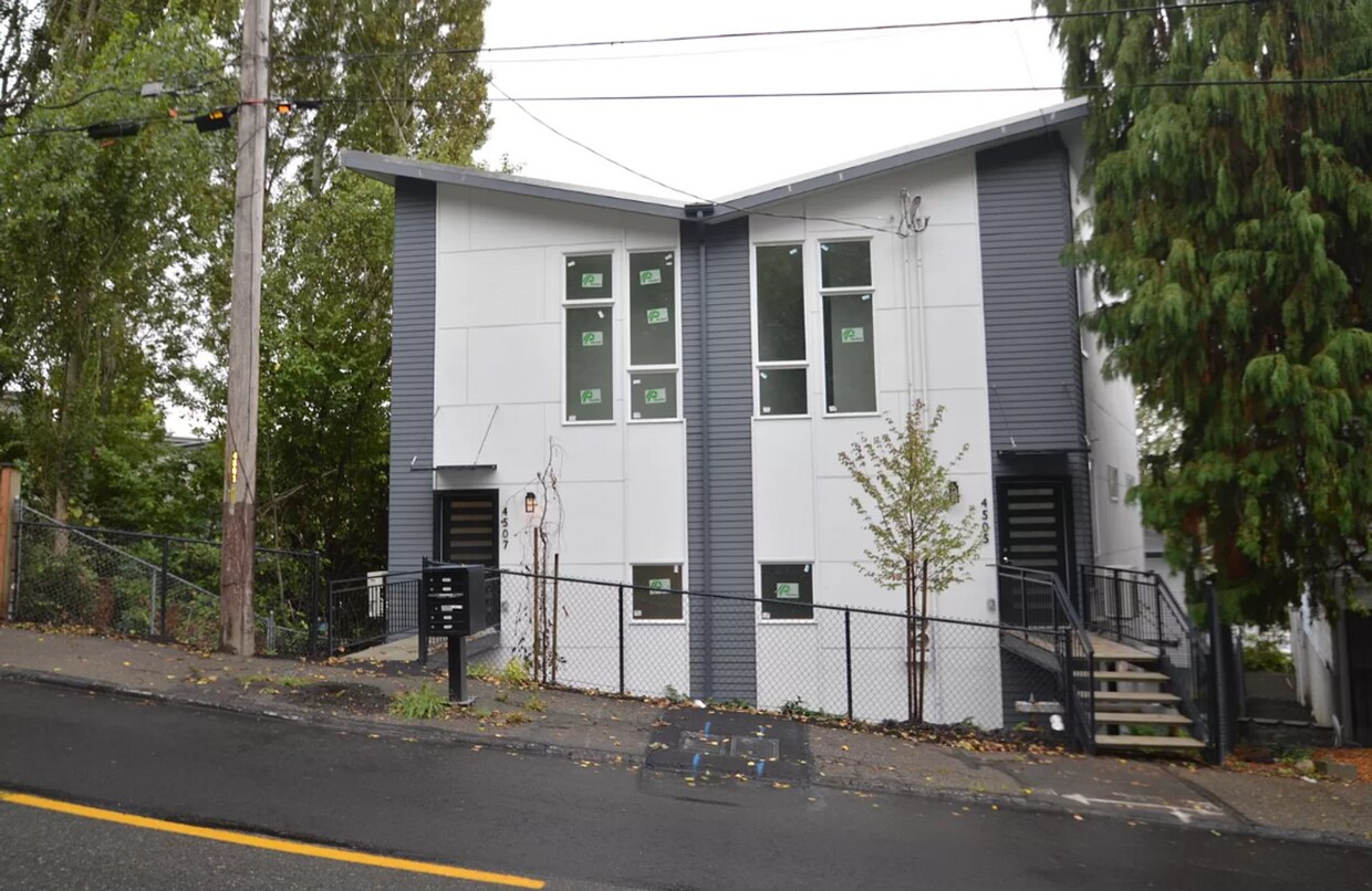 Primary Photo - Beautiful Townhouse in South Seattle