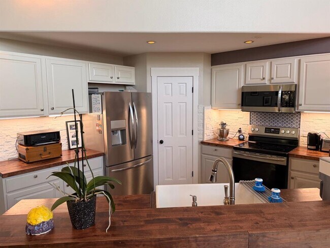 Building Photo - 2413 Crazyhorse Pass