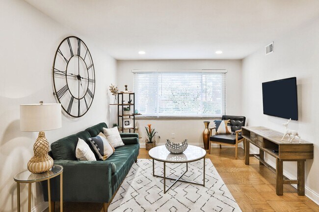 Foto del edificio - 7055 Hampton Ave