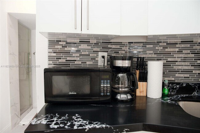 Building Photo - 4105 N Ocean Dr