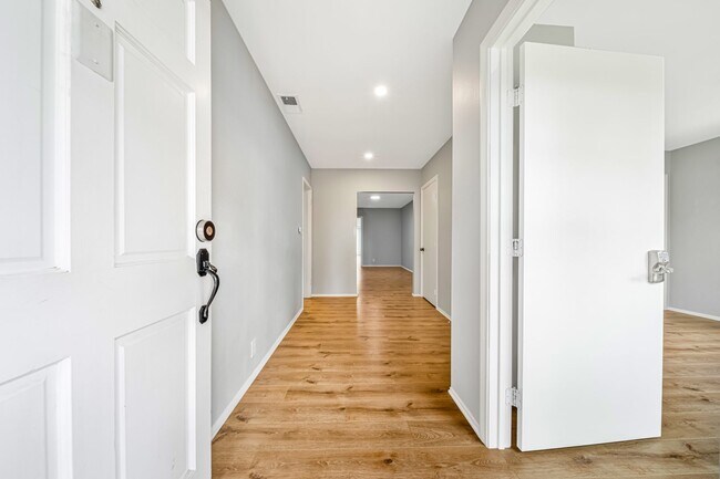 Foto del edificio - 4/Bed, 4/Bath Home with Parking, Washer/ Dryer and Spa, Close to Chapman University/ Orange Circle