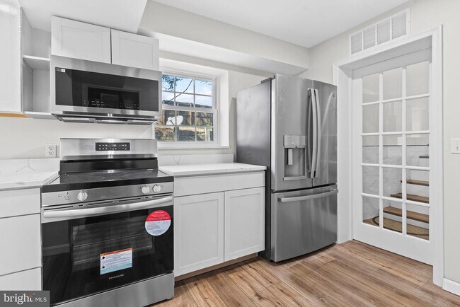 Foto del edificio - 46520 Rosewood Dr