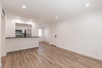 Building Photo - 870-870 S Tucson Blvd
