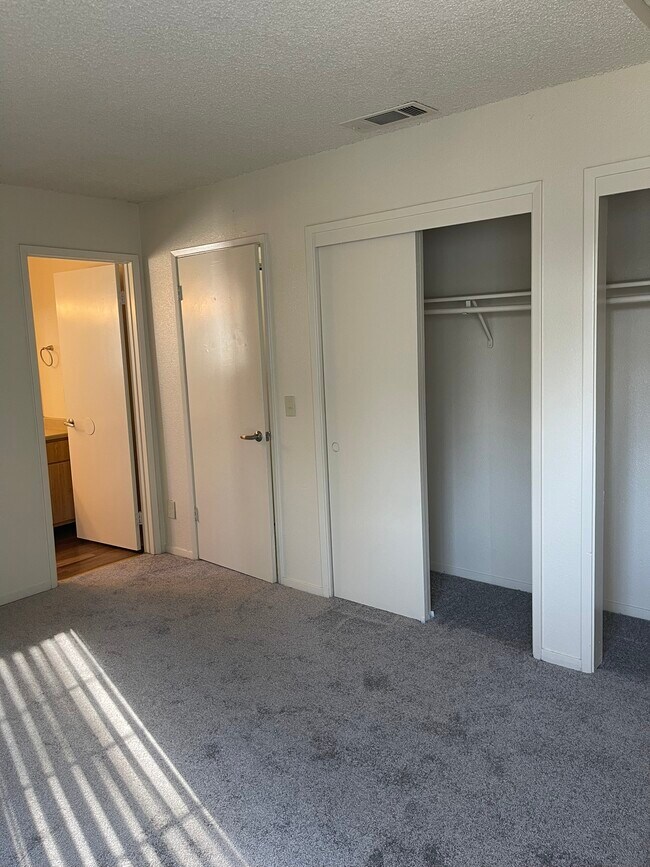 Dormitorio con baño adjunto. - The Springs