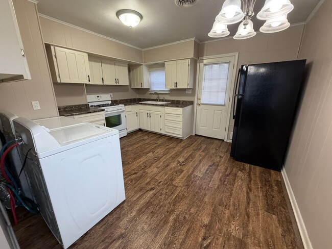 Building Photo - 2715 Kenwood Ave