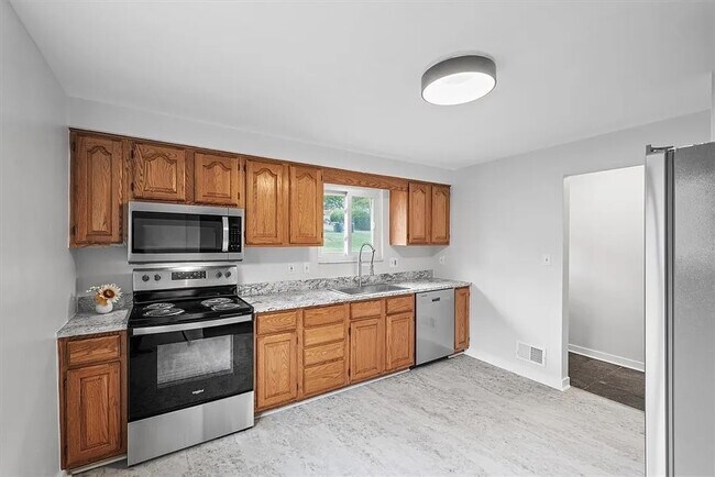 Building Photo - 1423 Lakeside Dr