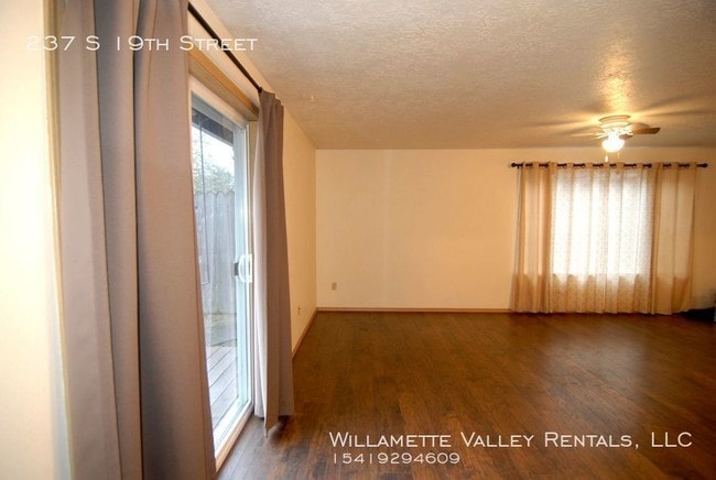 Building Photo - Amazing 3bdr/2bth Duplex