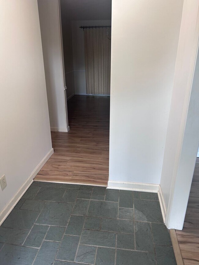 Building Photo - Spacious 3 Bedroom Home Close to JMU, EMU & Downtown Harrisonburg!