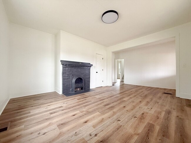 Building Photo - Spacious 3-Bedroom Home with Full Basement and Modern Updates in Sparta