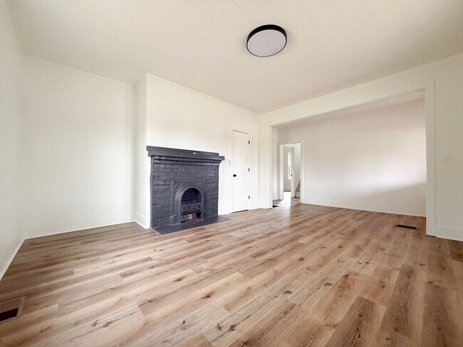 Foto del edificio - Spacious 3-Bedroom Home with Full Basement and Modern Updates in Sparta