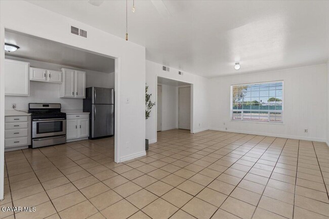 Foto del edificio - 44960 E 3rd St