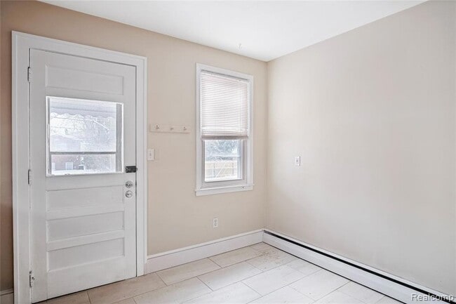 Building Photo - 115 W 13 Mile Rd