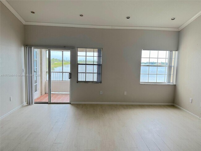 Foto del edificio - 2831 N Oakland Forest Dr