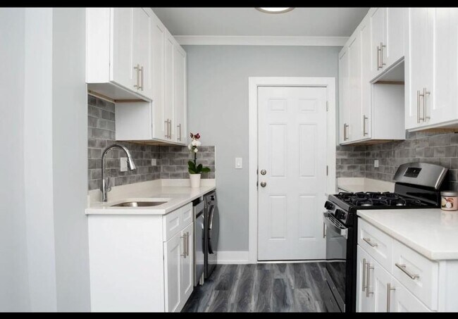 Building Photo - 0 bedroom in Chicago IL 60613