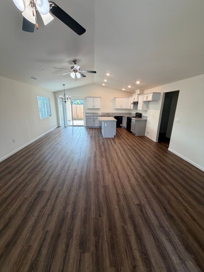 Foto del edificio - New house in Madera