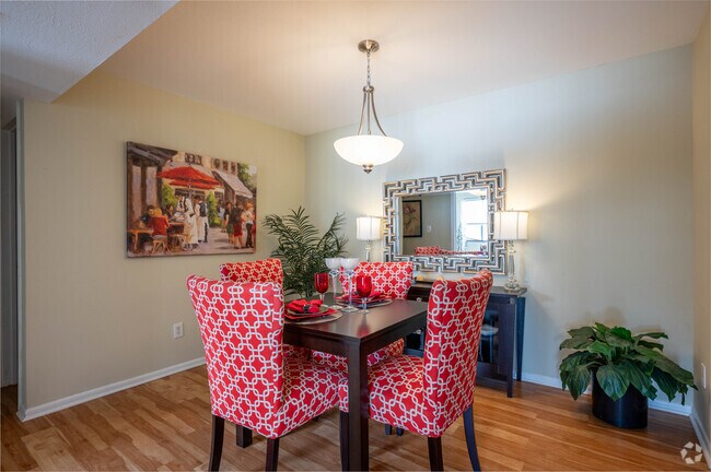 1-Bed, 1-Bath unidad de 60 metros cuadrados. Comedor - Woodbrook