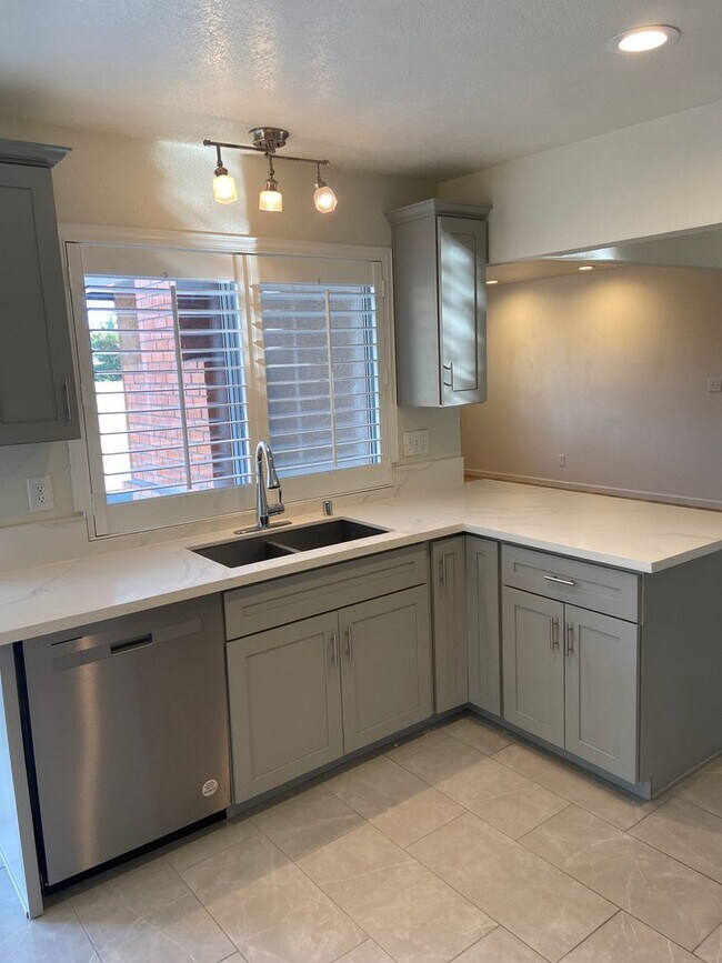 Foto del edificio - Folsom 3 Bdrm, 2 bath