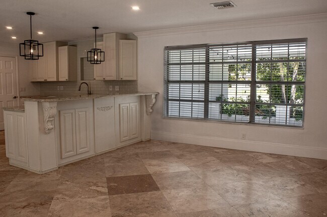 Building Photo - 898 E Boca Raton Rd