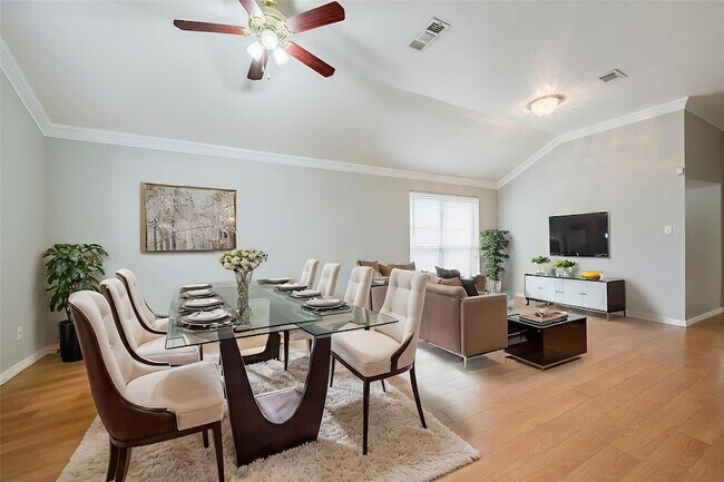 Foto del edificio - 5900 Rising Meadow Dr