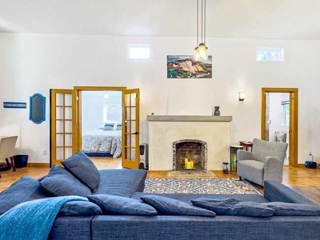 Foto del edificio - 635 N Topanga Canyon Blvd