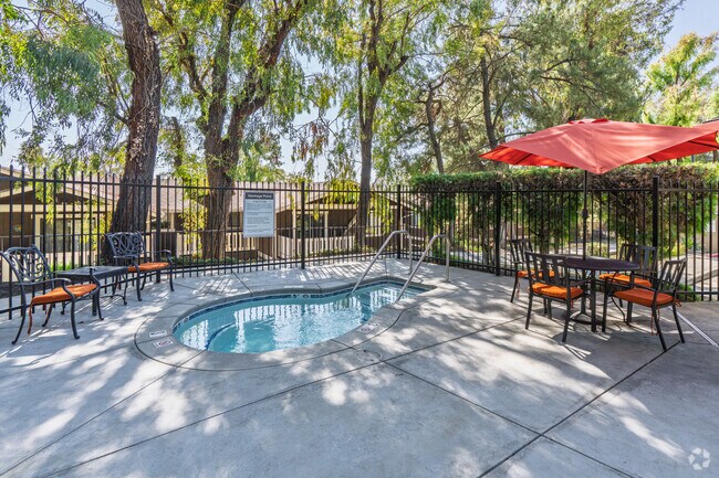 Área de la piscina - Vantage Point Apartments