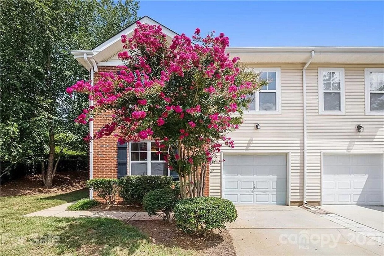 Foto principal - Room in 3 Bedroom Townhome at Princeton Vi...