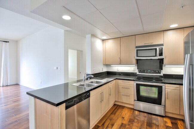 Building Photo - Top-Floor 2 Bedroom Condo For Rent At Plan...