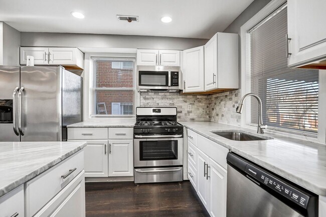 Foto del edificio - Bright and Beautiful Benning Ridge Abode