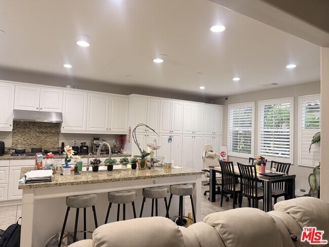 Foto del edificio - 14811 Blossom Ln