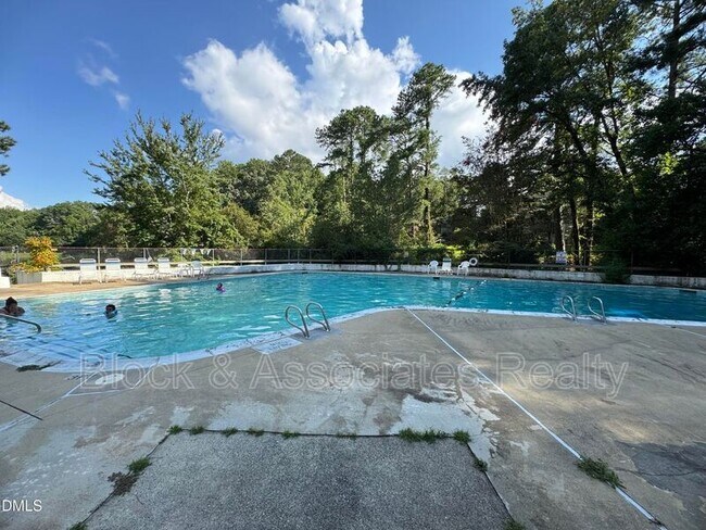 Foto del edificio - 533 Pine Ridge Pl