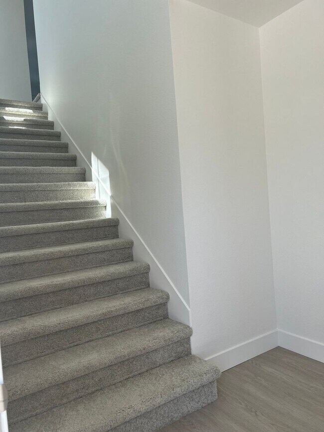 Foto del edificio - The Vineyards at Dennis Lane Studio unit with back yard and garage