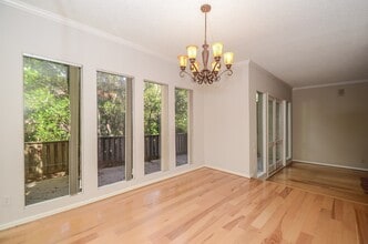 Building Photo - 130 Sugar Berry Cir