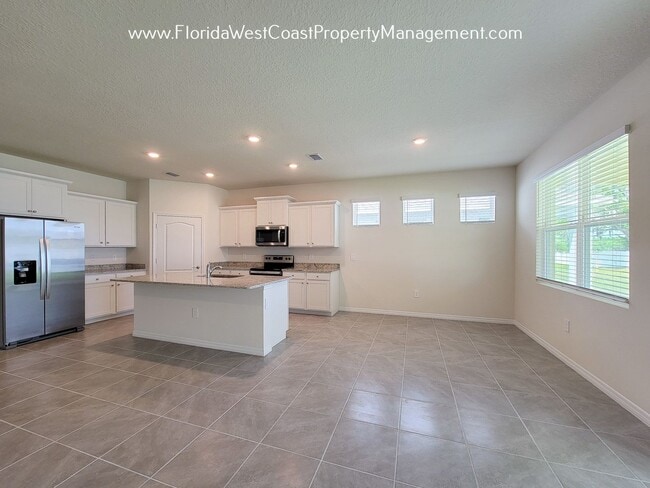 Foto del edificio - COOL COASTAL 4 BED/2 BATH HOME! PALISADES LAKEWOOD RANCH! COMMUNITY POOL/FITNESS ROOM!
