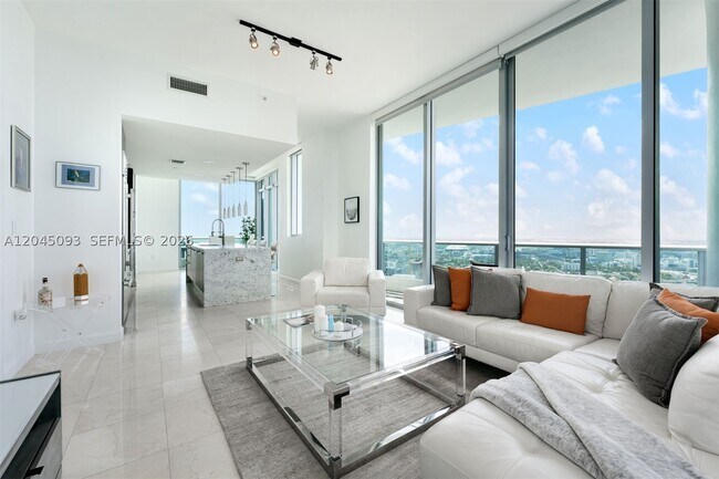 Building Photo - 900 Biscayne Blvd