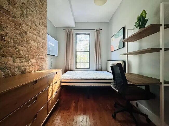 Foto del edificio - Furnished room/NOT APARTMENT