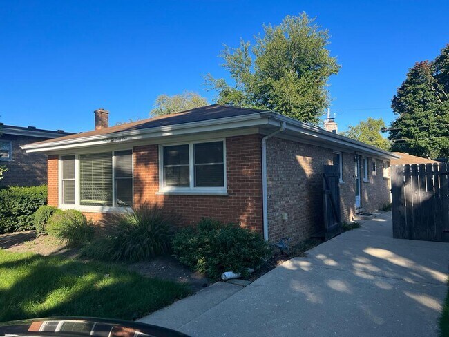 Building Photo - 9241 Mango Ave