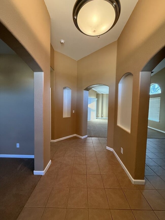 Building Photo - Spacious and Beautiful 4 bedroom luxury ho...