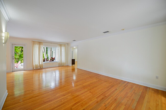 Building Photo - 911 Mariana Ave