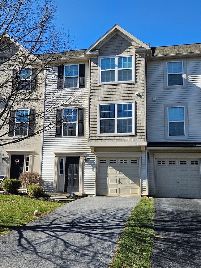Building Photo - 201 Amberleigh Ln