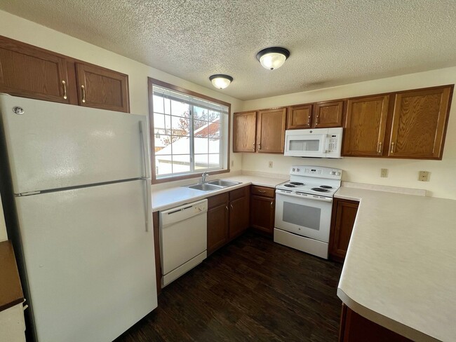 Building Photo - 3 Bed Townhome in South Fargo!