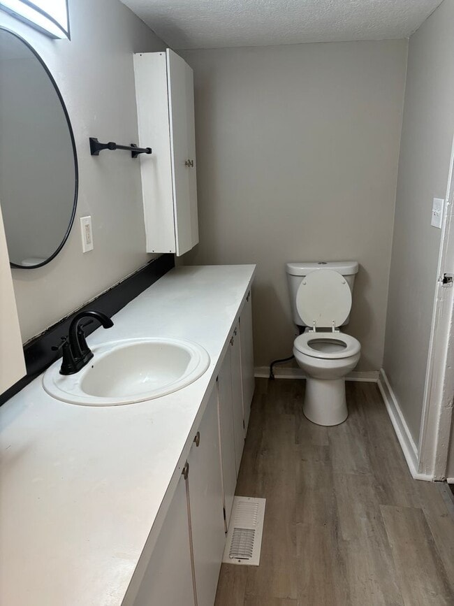 Building Photo - Section 8 Accepted! Spacious newly renovat...