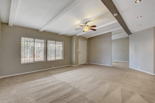 Building Photo - 136 Sir Thomas Dr