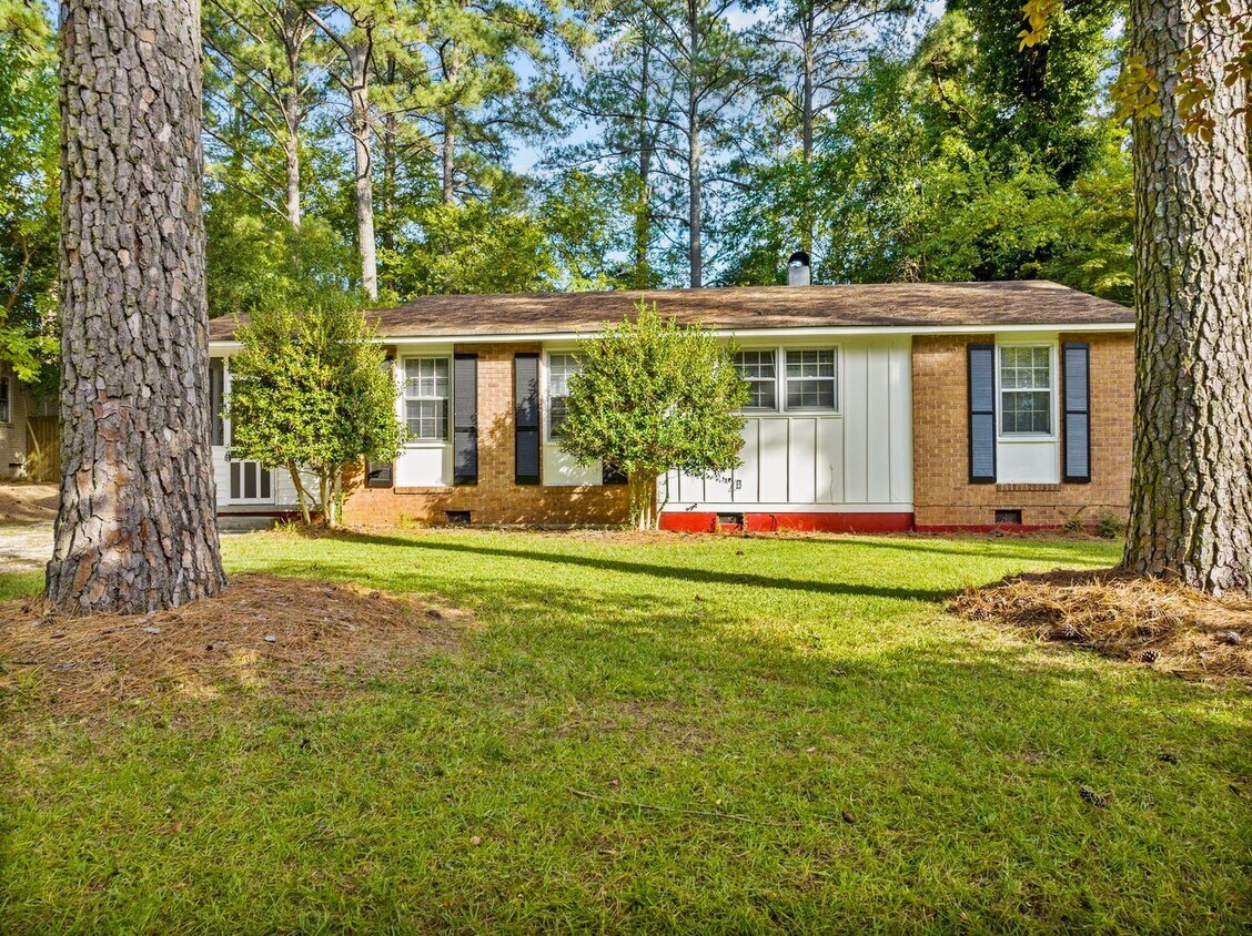 Foto principal - 3 Bedroom Ranch near Duke Raleigh Hospital...